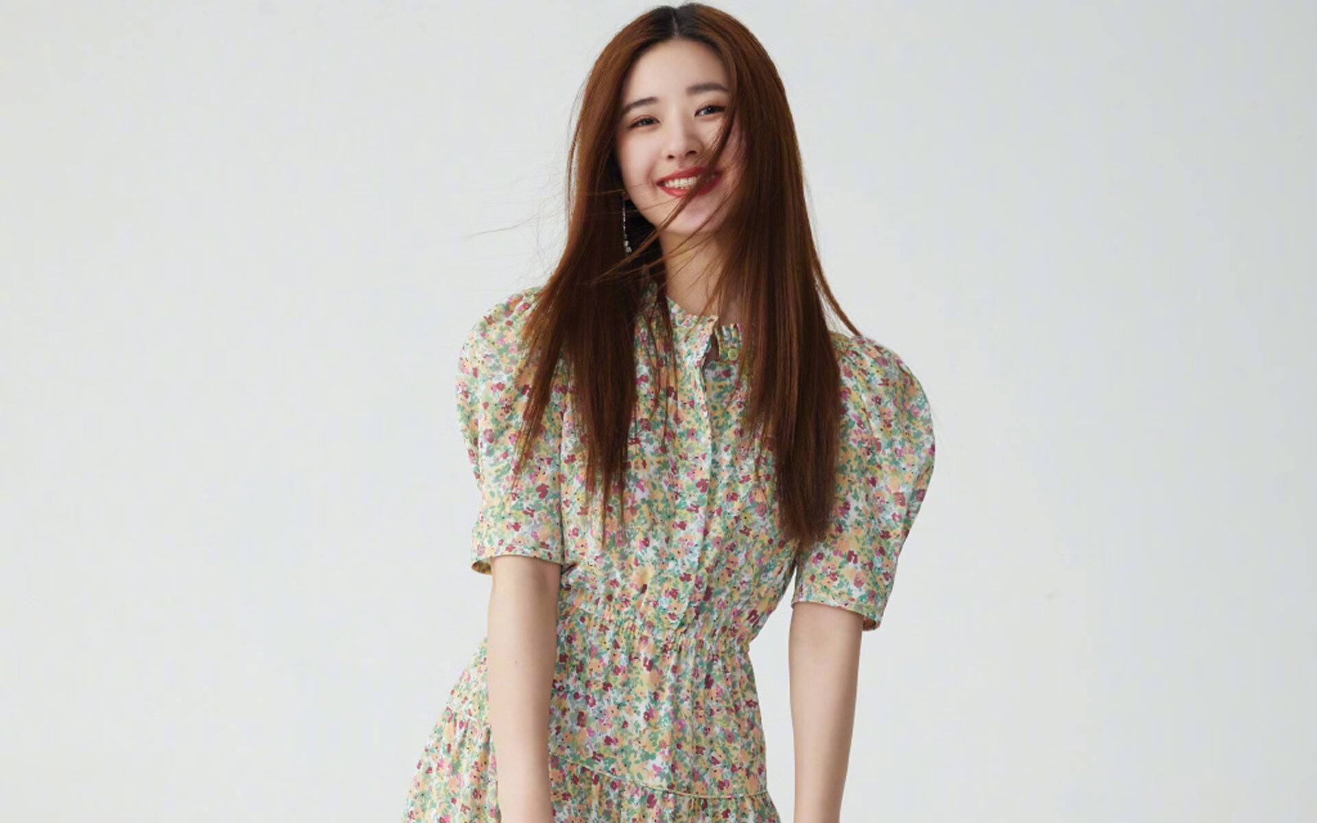 “飞跃东安湖:跑酷选手挑战最具难度的障碍赛道”